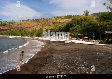 Les bateaux reste sur la plage de sable d'Amed, un village de pêcheurs à l'Est de Bali. Amed est une longue bande côtière de villages de pêche Banque D'Images