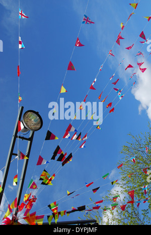 Les drapeaux multicolores contre ciel bleu Banque D'Images