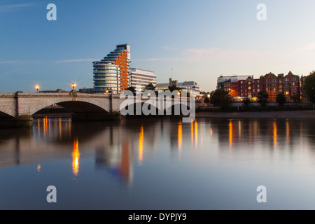 Putney Wharf Tower et Putney Bridge Banque D'Images