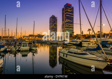 Coucher de soleil sur Port Olimpic avec l'hôtel Arts et la Tour Mapfre en arrière-plan, Barcelone, Catalogne, Espagne Banque D'Images