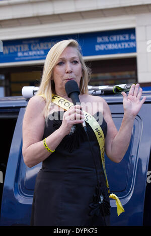 Tina Rothery RAEF Fylde   Blackpool et le Fylde ont été l'épicentre pour une fois la partie «fracking» du processus d'extraction du gaz de schiste a eu lieu.Le processus de forage controversé.Des individus, des groupes, des activistes et des résidents locaux représentant les secteurs de l’agriculture et du tourisme s’opposent à des projets de « fracturation » pour le gaz de schiste dans le schiste de Bowland. Banque D'Images