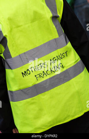 Blackpool, Lancashire, UK 24 avril, 2014. Blackpool et le Fylde a été l'épicentre d'une fois le 'fracking' dans le processus d'extraction du gaz de schiste a eu lieu. Michael FALLON MP, Secrétaire d'État pour les entreprises et de l'énergie ont rencontré des représentants d'entreprises du Nord-Ouest pour discuter de ce qu'ils peuvent gagner de la controversée processus de forage. Des individus, des groupes, des militants, et les résidents locaux représentant l'agriculture et du tourisme s'opposer à l'intention de 'pour' fracturation gaz de schiste dans les schistes de Bowland. Credit : Mar Photographics/Alamy Live News Banque D'Images