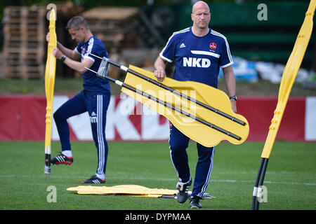 Nuremberg, Allemagne. Apr 24, 2014. Roger Prinzen (R), l'entraîneur intérimaire du FC Nuremberg, et l'entraîneur adjoint, Marek malade mental (L) mener la séance de formation à l'Valzenweiher Sportpark à Nuremberg, Allemagne, 24 avril 2014. Coach Verbeek et l'entraîneur adjoint, Libgrets ont se séparèrent avec le club. Dans les trois prochains jeux d'équipe, l'entraîneur de l'équipe des moins de 23 ans, Prinzen, dirigera l'équipe. Photo : DAVID EBENER/dpa/Alamy Live News Banque D'Images
