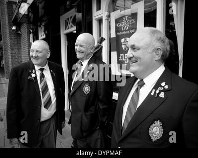 Newcastle Upon Tyne, England, UK. 23 avril, 2014. Régiment royal de fusiliers', les anciens combattants Farthing, Carl Robinson & Alan Tweddle (L-R), de célébrer la fête des St Georges à la Black Bull public house, Percy Street, Newcastle upon Tyne. Avant cela, sur chaque jour, St George's, ils déposent une couronne de fleurs à l'église de St Thomas, le Martyr, Haymarket, Newcastle, pour commémorer leurs camarades tombés Fusilier, fier d'être en Angleterre. Credit : Victor W. Adams / Alamy Live News Banque D'Images