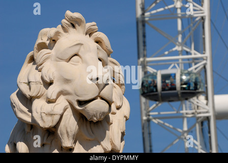 Londres, Angleterre, Royaume-Uni. Le Coade Lion, Westminster Bridge. [1837 : William Frederick Woodington] avec le London Eye derrière Banque D'Images