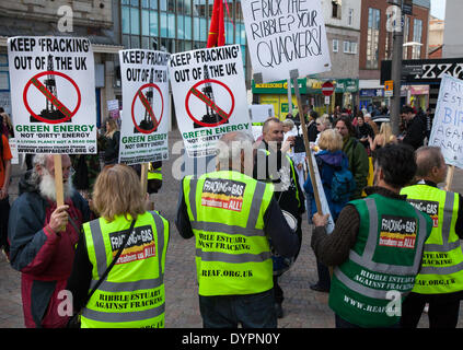 Blackpool, Lancashire, UK 24 avril, 2014. Blackpool et le Fylde a été l'épicentre d'une fois le 'fracking' dans le processus d'extraction du gaz de schiste a eu lieu. Michael FALLON MP, Secrétaire d'État pour les entreprises et de l'énergie ont rencontré des représentants d'entreprises du Nord-Ouest pour discuter de ce qu'ils peuvent gagner de la controversée processus de forage. Des individus, des groupes, des militants, et les résidents locaux représentant l'agriculture et du tourisme s'opposer à l'intention de 'pour' fracturation gaz de schiste dans les schistes de Bowland. Credit : Mar Photographics/Alamy Live News Banque D'Images