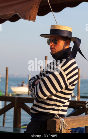 Close up of Venice gondolier debout près de la lagune à la fin d'après-midi Banque D'Images