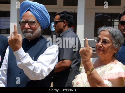 Gauhati, Inde. Apr 24, 2014. Le Premier Ministre indien Manmohan Singh (L) et son épouse Gursharan Kaur montrent leurs doigts à l'encre après avoir voté dans un bureau de vote au cours de la sixième phase de l'interrogation de l'Indien dans les élections parlementaires, l'Inde, Gauhati, 24 avril 2014. Credit : Stringer/Xinhua/Alamy Live News Banque D'Images