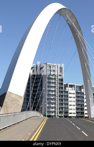 Vue vers le nord sur le pont Clyde Arc sur la rivière Clyde jusqu'aux appartements modernes de Lancefield Quay à Finnieston, Glasgow, Écosse, Royaume-Uni Banque D'Images