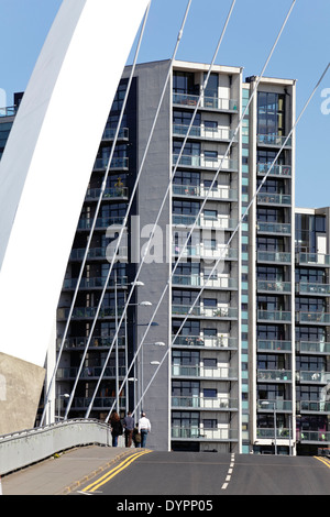 Vue vers le nord sur le pont Clyde Arc sur la rivière Clyde jusqu'aux appartements modernes de Lancefield Quay à Finnieston, Glasgow, Écosse, Royaume-Uni Banque D'Images