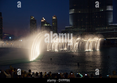 Le 23 novembre 2013 - célèbres fontaines dansantes de Burj Khalifa lake, les personnes qui prennent des photos et les films de l'exposition. Banque D'Images