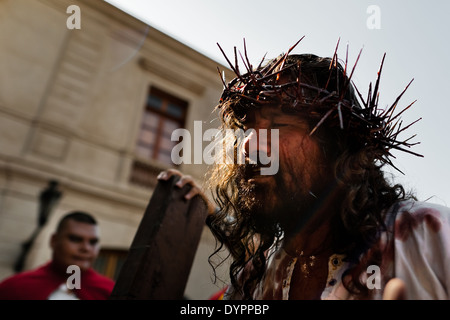 Un acteur péruvien Mario valencia, connu sous le nom de Cristo cholo, réalise que jésus christ durant la semaine sainte à Lima, Pérou. Banque D'Images