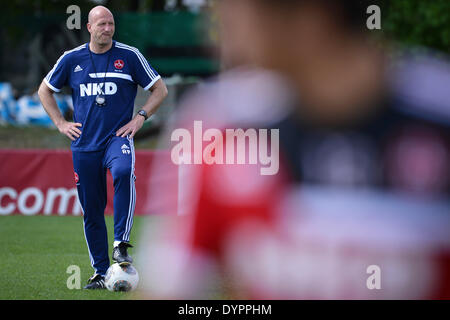 Nuremberg, Allemagne. Apr 24, 2014. Roger Prinzen, entraîneur intérimaire du FC Nuremberg, dirige la séance de formation à l'Valzenweiher Sportpark à Nuremberg, Allemagne, 24 avril 2014. Coach Verbeek et l'entraîneur adjoint, Libgrets ont se séparèrent avec le club. Dans les trois prochains jeux d'équipe, l'entraîneur de l'équipe des moins de 23 ans, Prinzen, dirigera l'équipe. Photo : DAVID EBENER/dpa/Alamy Live News Banque D'Images