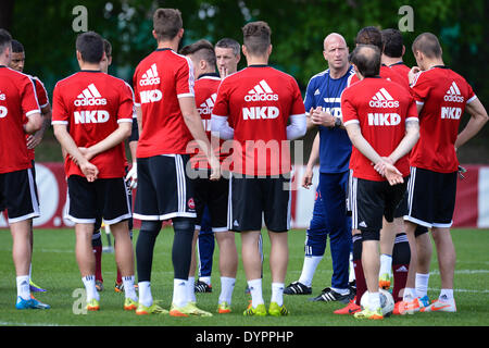 Nuremberg, Allemagne. Apr 24, 2014. Roger Prinzen (5-R), l'entraîneur intérimaire du FC Nuremberg, dirige la séance de formation à l'Valzenweiher Sportpark à Nuremberg, Allemagne, 24 avril 2014. Coach Verbeek et l'entraîneur adjoint, Libgrets ont se séparèrent avec le club. Dans les trois prochains jeux d'équipe, l'entraîneur de l'équipe des moins de 23 ans, Prinzen, dirigera l'équipe. Photo : DAVID EBENER/dpa/Alamy Live News Banque D'Images
