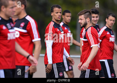 Nuremberg, Allemagne. Apr 24, 2014. Timothy Chandler (C) de la FC Nuremberg et ses coéquipiers participer à une séance de formation à l'Valzenweiher Sportpark à Nuremberg, Allemagne, 24 avril 2014. Coach Verbeek et l'entraîneur adjoint, Libgrets ont se séparèrent avec le club. Dans les trois prochains jeux d'équipe, l'entraîneur de l'équipe des moins de 23 ans, Prinzen, dirigera l'équipe. Photo : DAVID EBENER/dpa/Alamy Live News Banque D'Images
