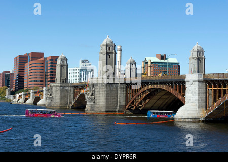 Deux avions amphibies de l'artisanat touristique passant sous le pont Longfellow sur la Charles River à Boston, Massachusetts, USA Banque D'Images