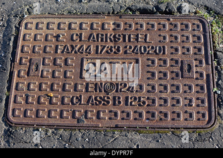 Couvercle de trou d'homme (CATV - Clarksteel) dans les rues de Falkirk, Ecosse Banque D'Images