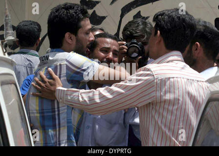 Réagir à l'hôpital en deuil après la mort de leurs parents dans un attentat-suicide dans l'ancienne zone de Karachi Mandi Sabzi laissé quatre personnes y compris l'inspecteur de police Shafiq Tanoli morts et 15 autres personnes blessées, lors de morgue de l'hôpital Jinnah de Karachi le jeudi 24 avril, 2014. L'explosion a tué un officier de police Shafiq Tanoli et trois autres personnes et blessé 15 autres personnes, dont trois gardes du Tanoli, ciblées et à la bombe bombe Tanoli Tanoli ciblées comme étant le principal responsable de la police, Raja Umar Khitab, confirmé. Banque D'Images