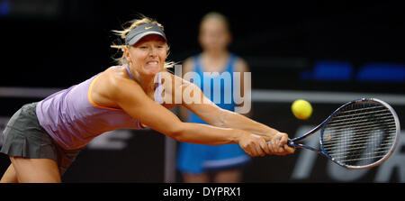 Stuttgart, Allemagne. Apr 24, 2014. La Russie Maria Sharapova, renvoie la balle à la Russie au cours de Pavlyuchenkova leur deuxième tour pour le tournoi de tennis WTA à Stuttgart, Allemagne, 24 avril 2014. Photo : afp/Alamy Live News Banque D'Images