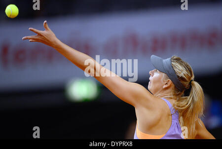 Stuttgart, Allemagne. Apr 24, 2014. Maria Sharapova la Russie sert la balle à Pavlyuchenkova de la Russie au cours de leur deuxième tour pour le WTA tennis tournament à Stuttgart, Allemagne, 24 avril 2014. Photo : DANIEL MAURER/dpa/Alamy Live News Banque D'Images