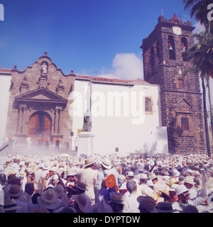 Des personnes non identifiées, appréciant les Los Indianos parti pendant le Carnaval le 3 mars 2014 à Santa Cruz de La Palma, Canary Island Banque D'Images