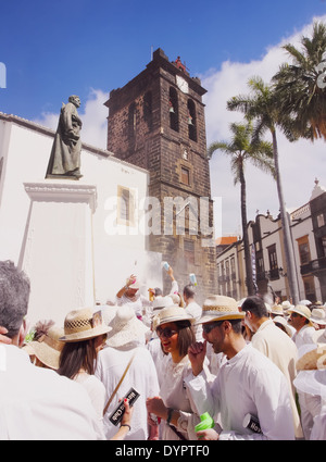 Des personnes non identifiées, appréciant les Los Indianos parti pendant le Carnaval le 3 mars 2014 à Santa Cruz de La Palma, Canary Island Banque D'Images