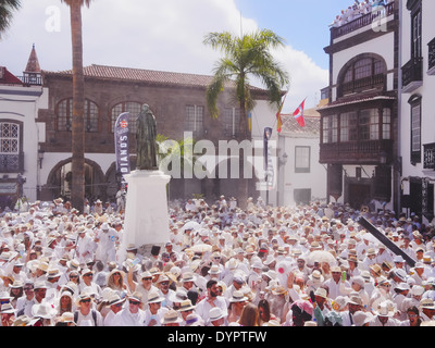 Des personnes non identifiées, appréciant les Los Indianos parti pendant le Carnaval le 3 mars 2014 à Santa Cruz de La Palma, Canary Island Banque D'Images