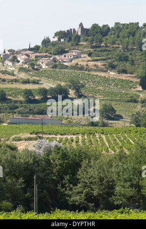 Le village de Rasteau Vaucluse entouré de vignobles, dans le sud de la France Banque D'Images