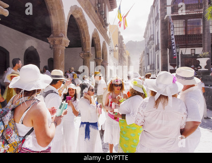 Des personnes non identifiées, appréciant les Los Indianos parti pendant le Carnaval le 3 mars 2014 à Santa Cruz de La Palma, Canary Island Banque D'Images