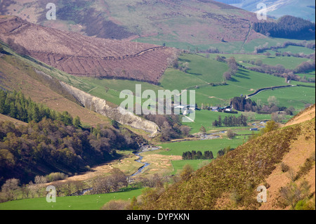 Hill Farm à distance ci-dessous Gorge Dylife Powys Pays de Galles UK Banque D'Images