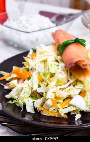 Avec salade de chou chinois, carottes, maïs sucré et le rouleau de saumon Banque D'Images