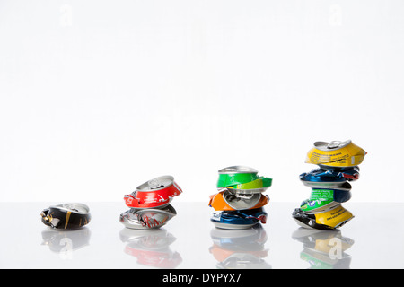 Composition de brisé les canettes de boisson Banque D'Images