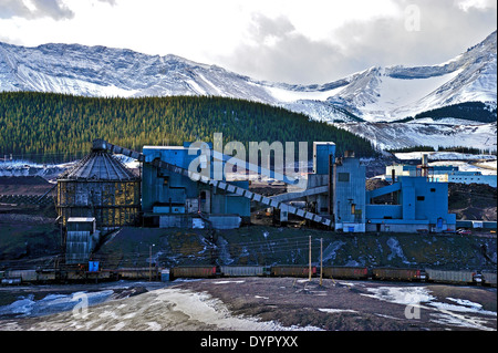 Une usine de traitement du charbon dans les contreforts des montagnes Rocheuses de l'Alberta Canada Banque D'Images