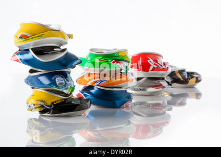 Composition de brisé les canettes de boisson Banque D'Images