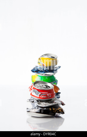 Composition de brisé les canettes de boisson Banque D'Images