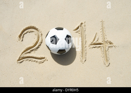 Message pour 2014 sportifs accomplis avec football ballon de football à la plage ensoleillée à Rio Banque D'Images