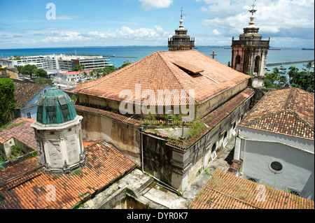 Salvador de Bahia Brésil skyline avec architecture église coloniale de carreaux en terre cuite et de la Baie de Tous les Saints Banque D'Images