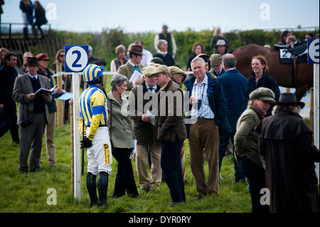 Les propriétaires, entraîneurs et jockeys dans la Parade Ring Banque D'Images