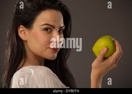 Caucasian girl avec milk shake et apple, faire des choix santé Banque D'Images