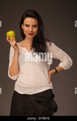 Caucasian girl avec milk shake et apple, faire des choix santé Banque D'Images