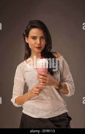 Caucasian girl avec milk shake et apple, faire des choix santé Banque D'Images