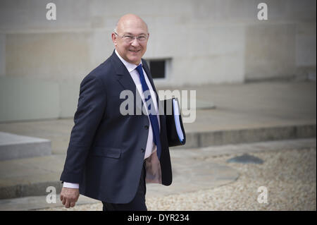 Paris, FRA. Apr 23, 2014. Le ministre français des Finances Michel Sapin quitte le palais de l'Élysée le 23 avril 2014, à Paris, après la réunion hebdomadaire du cabinet. (Photo/Zacharie Scheurer) © Zacharie Scheurer/NurPhoto ZUMAPRESS.com/Alamy/Live News Banque D'Images