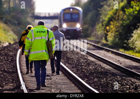 Lurgan, Irlande du Nord. 24 Apr 2014 - trois enquêteurs judiciaires à pied le long d'une voie ferrée à l'endroit où une personne a été tué après avoir été frappé par un train Crédit : Stephen Barnes/Alamy Live News Banque D'Images