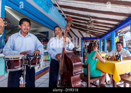Les musiciens jouant dans un restaurant, le Mercado 28, Cancun, Mexique Banque D'Images