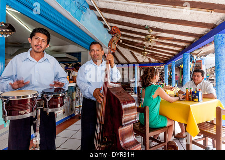 Les musiciens jouant dans un restaurant, le Mercado 28, Cancun, Mexique Banque D'Images