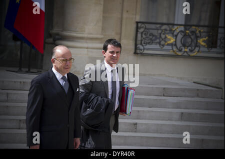 Paris, FRA. Apr 23, 2014. Le ministre français de l'intérieur Bernard Cazeneuve (L) promenades avec le Premier ministre français Manuel Valls qu'il quitte le palais de l'Élysée le 23 avril 2014, à Paris, après la réunion hebdomadaire du cabinet. (Photo/Zacharie Scheurer) © Zacharie Scheurer/NurPhoto ZUMAPRESS.com/Alamy/Live News Banque D'Images