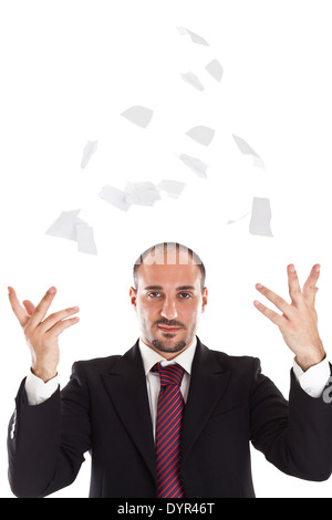 Un businessman déchirant quelques feuilles de papier Banque D'Images