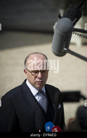 Paris, FRA. Apr 23, 2014. Le ministre français de l'intérieur Bernard Cazeneuve répond à des journalistes comme il quitte le palais de l'Élysée le 23 avril 2014, à Paris, après la réunion hebdomadaire du cabinet. (Photo/Zacharie Scheurer) © Zacharie Scheurer/NurPhoto ZUMAPRESS.com/Alamy/Live News Banque D'Images