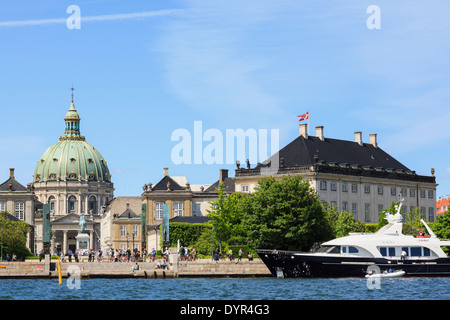 Sur le front de mer avec Amaliehaven Palais d'Amalienborg et en l'Église d'offshore en Nouvelle-Zélande Danemark Copenhague Scandinavie Banque D'Images