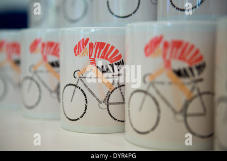 Donegall Place,Belfast, Royaume-Uni 24 avril 2014. Tasses en céramique célèbre Giro d'Italia de venir à Belfast, en vente dans Welcome Center Banque D'Images